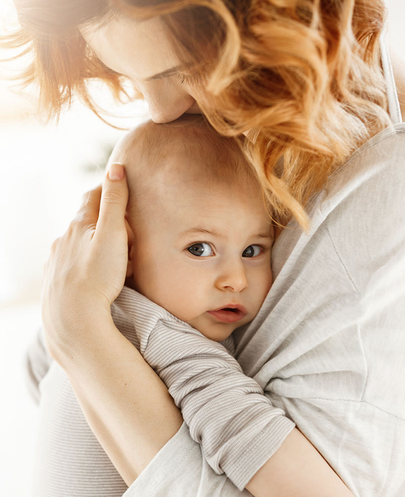 Mutter hält Baby im Arm - Hebamme Düsseldorf