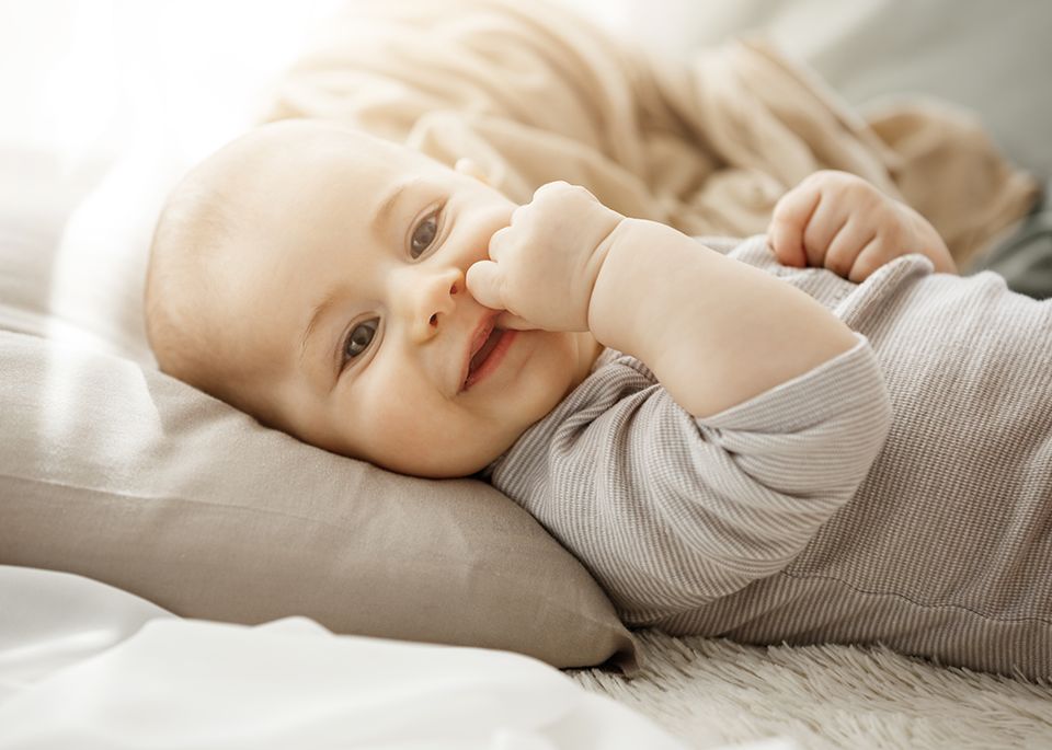 Hebamme Düsseldorf - Baby hat Finger im Mund